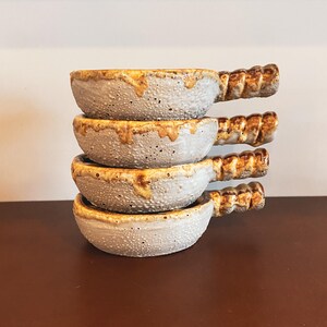 Set di piatti da portata vintage in ceramica Laurentian con smalto Tundra Lava, stile Quebec, in gres rustico canadese.