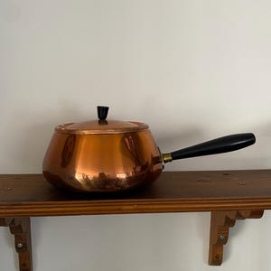 Antyczny miedziany rondel z pokrywką w stylu japońskim | Garnek z blachy z połowy XX wieku, rustykalne naczynia kuchenne