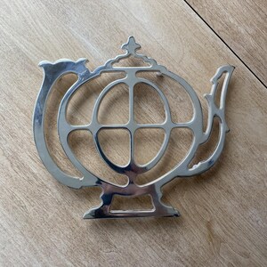 Vintage silverpläterad tekanna underlägg WFM Hong Kong metall tekanna ställ mitten av århundradet bordsdekor 8 tum