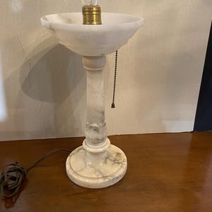 Stara lampa stołowa z alabastru, podstawa z marmuru, misa w kształcie nóżki, lampa robocza, brak klosza