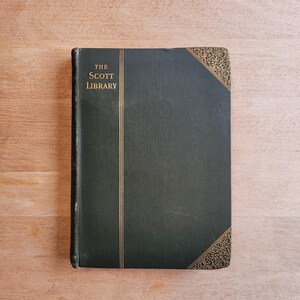Livre ancien, My Study Windows, James Russell Lowell, 1890-1905, reliure en tissu vert foncé, couverture estampée dorée, Walter Scott Ltd., décoration vintage
