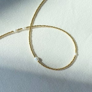 Golden Path – Colar de pérolas com contas de ouro, gargantilha de miçangas para mulheres, colar mínimo empilhável