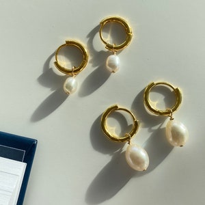 Identitätsperle - Barocke Perle Huggie Ohrringe, Perle Huggie Ohrringe, Minimal Gold Hoop Perle, Hochzeit Braut Ohrringe, echte Perlenschmuck