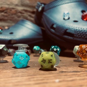 Eleganter 10 mm D20 Clog Charms | 1 Stück D&D Anhänger | Schuhzubehör | Dezentes D&D | Rollenspiel Zubehör | Clog Anhänger | Füße Lecker | Schuh-Anhänger