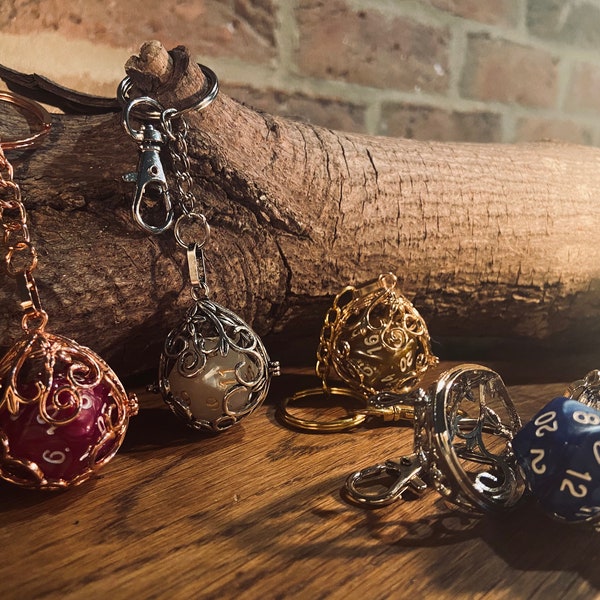 Nature's Tear verwijderbare D20 sleutelhanger - bevat een volledige D20 - sleutelhanger van holding - RPG cadeau-idee - D&D cadeau-idee - DnD sleutelhanger RPG