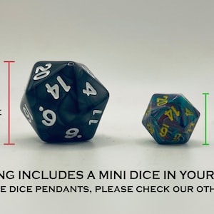 Infographic displaying the size of a D20 18-20mm dice and a mini D20 10mm dice