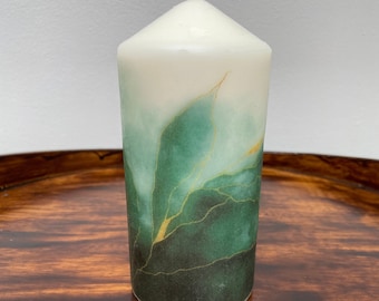 Vela decoupage verde sin perfume con toques dorados