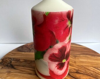 Vela de pilar con geranios rojos en decoupage, sin aroma