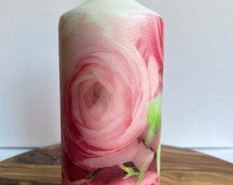Vela de pilar con peonías rosas en decoupage, sin aroma