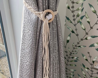 Abrazadera de cortina de cuerda de algodón hecha a mano, color blanco y beige con anilla de madera natural.