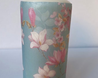 Vela de pilar con decoupage de magnolia
