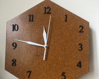 Reloj de pared de corcho hexagonal hecho a mano
