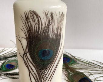 Pluma de pavo real unida a una vela sin aroma