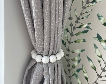 Abrazadera de cortina con cuentas de madera blancas pintadas a mano