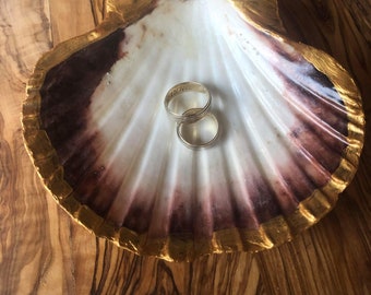 Gran plato para joyería de concha de vieira con detalles en perla y oro.