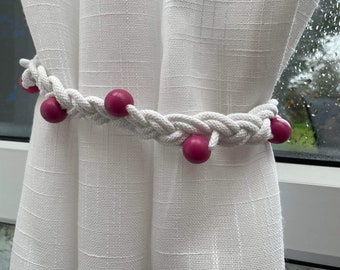 Alzapaños de cuerda blanca trenzada hechos a mano con cuentas de madera de color rosa oscuro