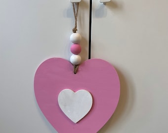 Corazón colgante de madera rosa y blanco hecho a mano