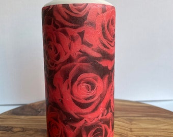 Vela de pilar con rosas rojas en decoupage, sin aroma