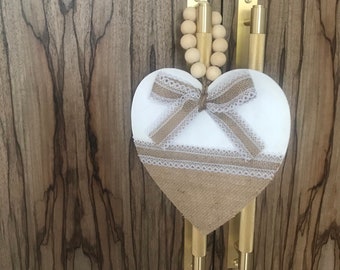 Corazón rústico para colgar en la pared: decoración hecha a mano con cuentas de madera y yute