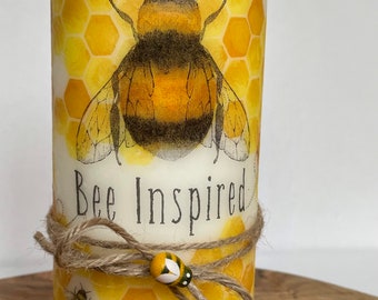 Vela de pilar con decoupage de abeja y miel. Vela de pilar de vainilla dulce.
