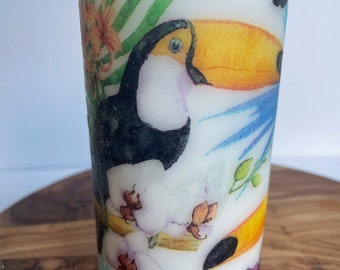 Vela de pilar con decoupage de tucán. Vela tropical con aroma a vainilla dulce