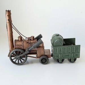 Vintage model of Stephenson&#39;s Rocket ~ miniature with moving parts ~ die cast metal steam engine model ~ Louis Stephenson ~ Made in England