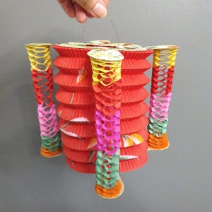 Lanterna di carta cinese anni '50 ~ decorazione retrò di metà secolo ~ decorazione orientale vintage colorata ~ fisarmonica da appendere e piegare per riporre