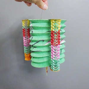 Lanterna di carta cinese anni '50 ~ decorazione retrò di metà secolo ~ decorazione orientale vintage colorata ~ fisarmonica da appendere e piegare per riporre
