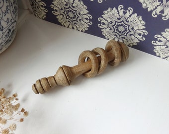 Vintage geschnitzte Holz Babyrassel ~ handgeschnitzt aus einem einzigen Stück Holz ~ Babys Spielzeug ~ Naturmaterial ~ Kinderzimmerdeko ~ Kinderspielzeug
