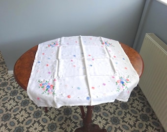 ヴィンテージの刺繍入りリネンテーブルクロス、小さめの78 x 85 cmの白いリネン、手縫いの花、ピンクとブルーの色合い、とてもかわいい1950年代のおばあちゃん風シック