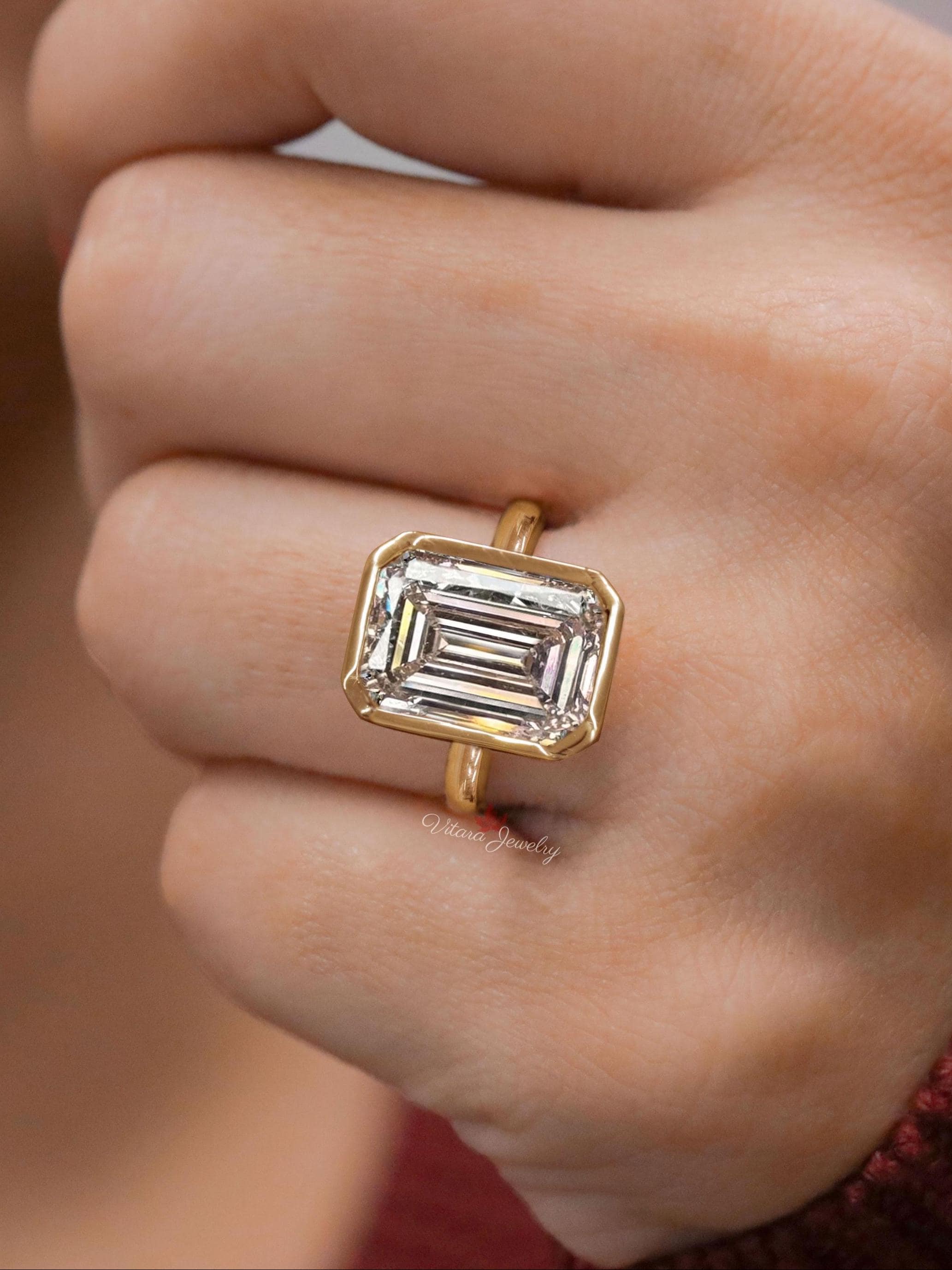 8カラットのエメラルドカットモアッサナイト婚約指輪：14金イエロー