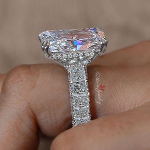 Anillo de compromiso de corte radiante de 17,1 TCW, moissanita radiante con halo oculto, banda ancha de oro blanco, anillo de corte radiante grande estilo celebridad, anillo de bodas