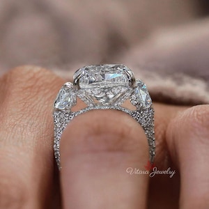 Anillo de compromiso de moissanita de talla cojín de 3 piedras grande de 16 quilates, anillo de bodas de moissanita de tres piedras con corte de cojín alargado y corazón estilo celebridad