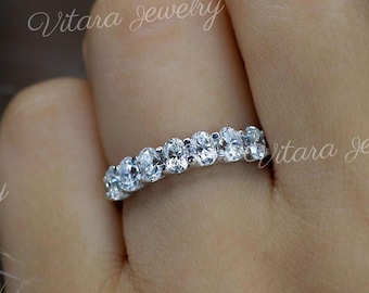 エメラルドカットモアッサナイトのフルエタニティバンド、ホワイト