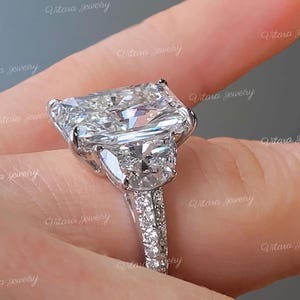 Anillo de compromiso de moissanita de corte radiante de 8 quilates, moissanita de tres piedras, estilo celebridad, media luna y moissanita radiante grande, anillo de bodas