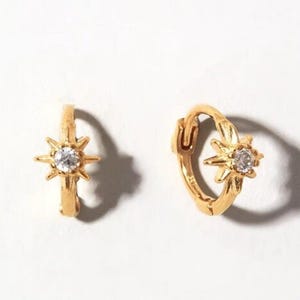 star hoop earrings,huggie hoop earrings•14k gold huggie earrings•tiny gold hoops•small gold hoops•mini hoop earrings•starburst earrings