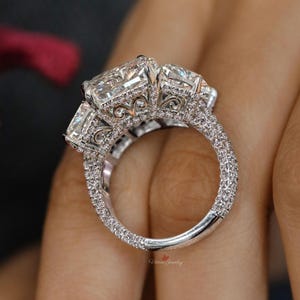 Anillo de compromiso de moissanita de corte radiante en oro blanco de 14 k con tres piedras y halo oculto de 9,5 quilates. Joya única para cóctel, boda, novia, regalo de aniversario.
