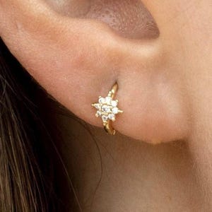 Aro para cartílago de oro de 14 quilates, aro para hélice • Pendiente para cartílago • Pendiente de aro tipo huggie • Flor • Pendiente de hélice • Aros pequeños de oro • Aros pequeños de oro tipo huggie