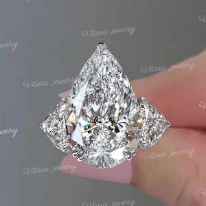 Anel de noivado de moissanite grande de 9 CT, estilo celebridade de luxo, três pedras grandes, anel enorme em forma de pêra, bling robusto, anel de casamento coquetel