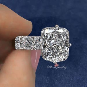 Kissenschliff Moissanit Verlobungsring 18 KT Crushed Ice Moissanite große Solitär Ewigkeit breites Band Berühmtheits-Stil großer Ehering