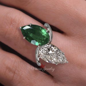 Bague de fiançailles en forme de poire deux pierres, bague toi et moi, bague double pierre moissanite 9 TCW émeraude et poire, alliance unique de style célébrité