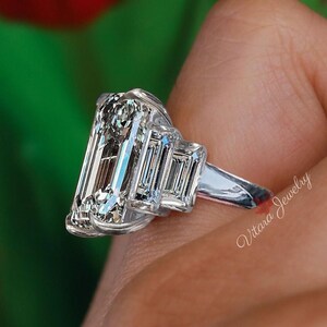 Anillo de compromiso de moissanita y esmeralda en oro blanco de 14 k con 10,7 quilates de peso total, con cinco piedras engastadas en bisel, anillo de aniversario único, joyería nupcial.