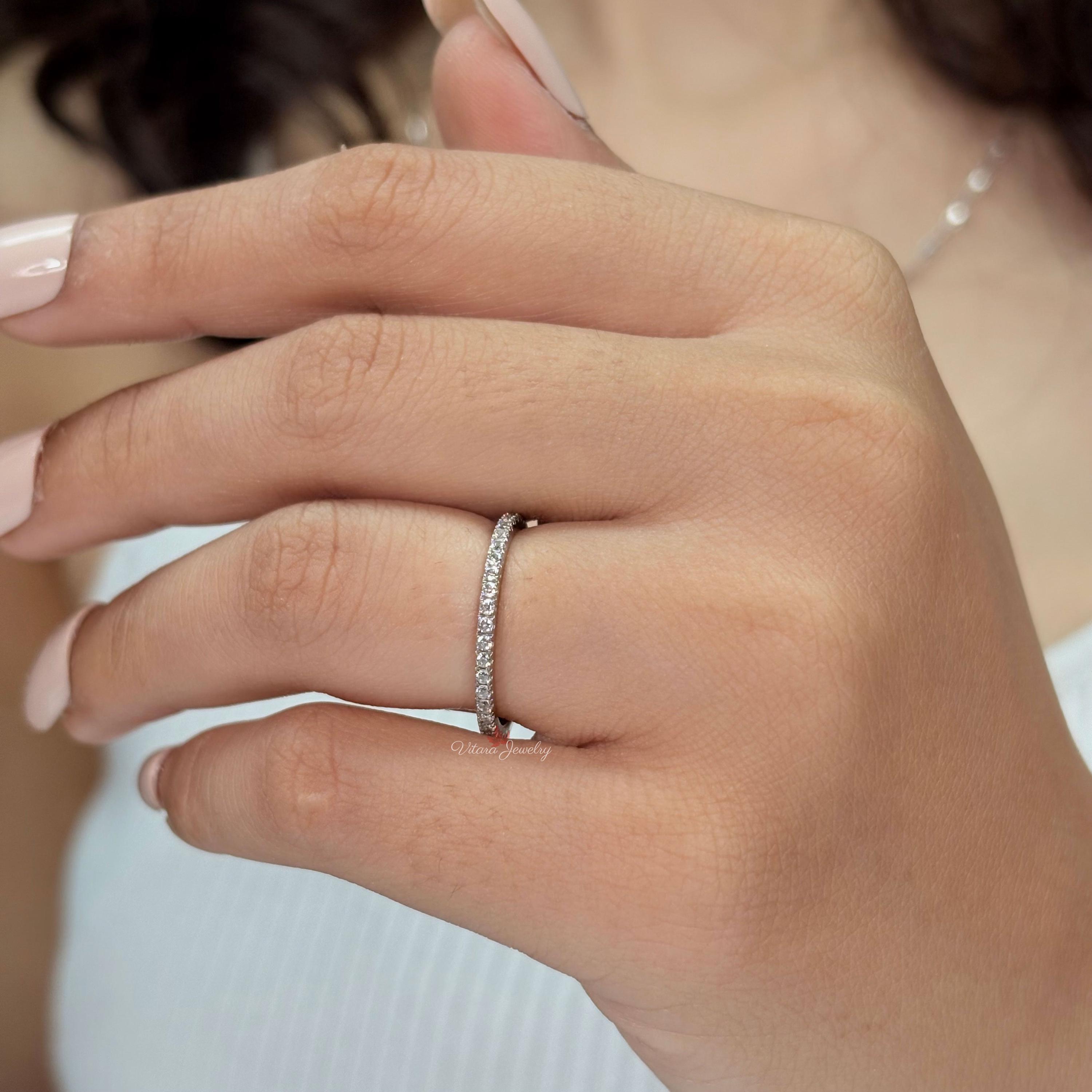 マイクロパヴェモアッサナイトの結婚指輪：14Kホワイトゴールドの 