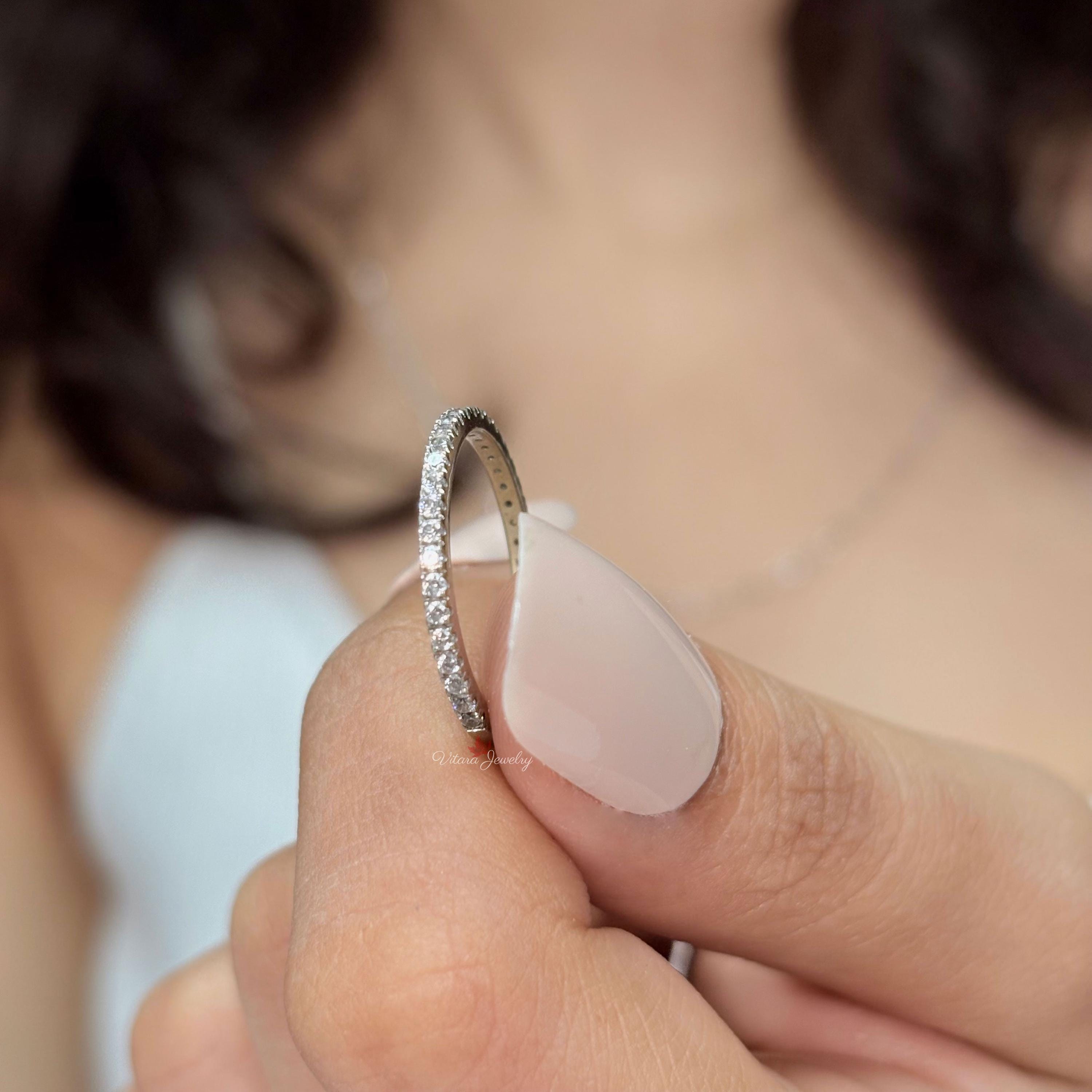 マイクロパヴェモアッサナイトの結婚指輪：14Kホワイトゴールドの 