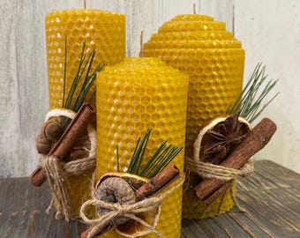 Świece z wosku pszczelego o strukturze plastra miodu, ręcznie zwijane