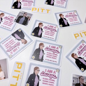 Op de afbeelding: Een verzameling stickers en kleine kaarten met illustraties en tekst. De vierkante stickers tonen een vrouw in een labjas met de tekst "I AM A Savage". Het woord "PITT" is ook zichtbaar op sommige items.
