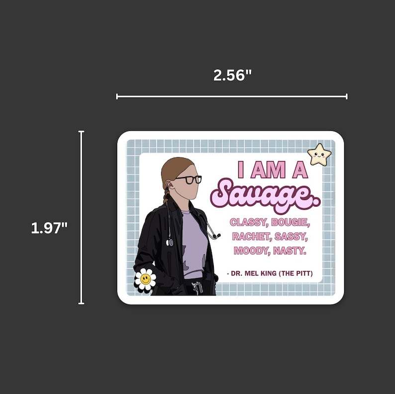 Op de afbeelding: Een rechthoekige sticker, 6,5 cm breed en 5 cm hoog, met een illustratie van een persoon met een bril en een stethoscoop. De tekst "I AM A Savage" wordt in roze weergegeven, samen met andere beschrijvende woorden.