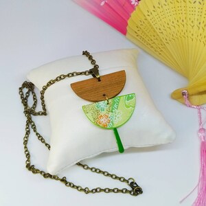 Collana "Sensu", Collana legno ciliegio e carta chiyogami, Collana fantasia floreale e catenina bronzo, Elegante collezione carta e legno