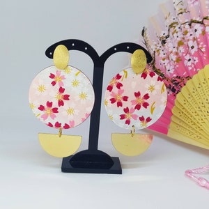 SakuraPink: Orecchini cerchi rosa con fiori bianchi, rosa, rosso scuro - Acciaio dorato - Elegante collezione carta chiyogami e acciaio
