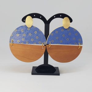 Orecchini carta e legno, Orecchini cerchi indaco e dorati, Prezioso gancio dorato, Elegante collezione chiyogami e legno di ciliegio
